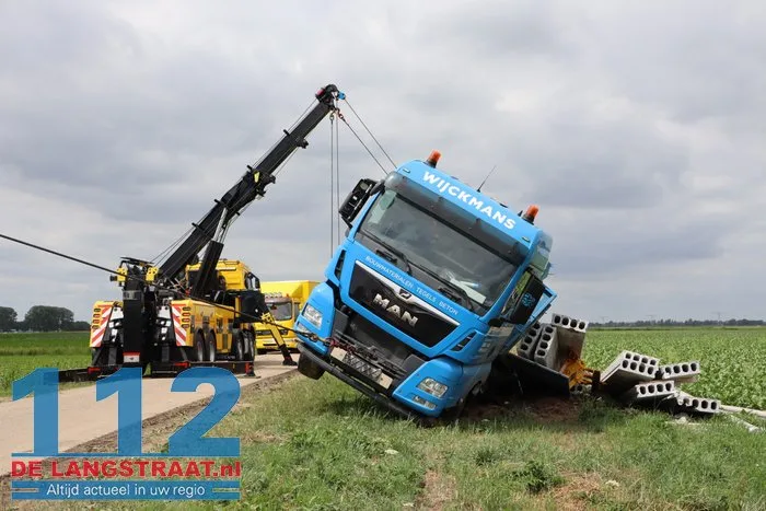 Vrachtwagen belandt in sloot Dellenweg Sprang-Capelle, weg urenlang afgesloten 7 Vrachtwagen belandt in sloot Dellenweg Sprang-Capelle, weg urenlang afgesloten 112 De Langstraat