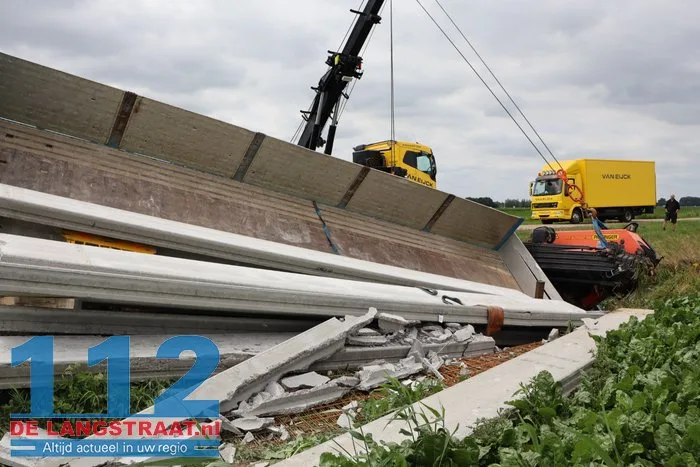 Vrachtwagen belandt in sloot Dellenweg Sprang-Capelle, weg urenlang afgesloten 8 Vrachtwagen belandt in sloot Dellenweg Sprang-Capelle, weg urenlang afgesloten 112 De Langstraat