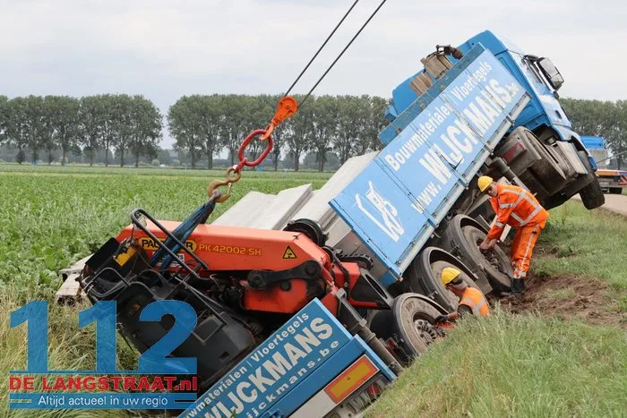 Vrachtwagen belandt in sloot Dellenweg Sprang-Capelle, weg urenlang afgesloten 9 Vrachtwagen belandt in sloot Dellenweg Sprang-Capelle, weg urenlang afgesloten 112 De Langstraat