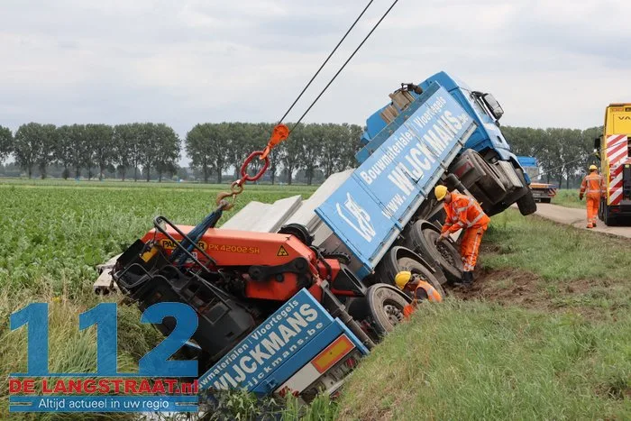Vrachtwagen belandt in sloot Dellenweg Sprang-Capelle, weg urenlang afgesloten 10 Vrachtwagen belandt in sloot Dellenweg Sprang-Capelle, weg urenlang afgesloten 112 De Langstraat