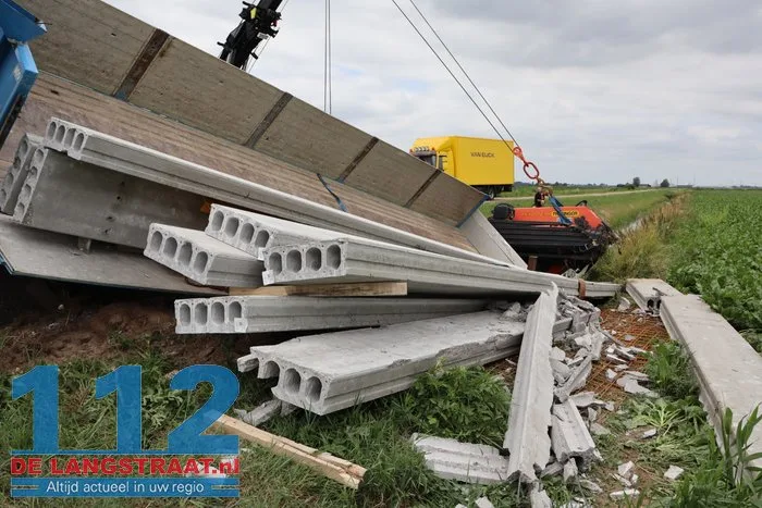 Vrachtwagen belandt in sloot Dellenweg Sprang-Capelle, weg urenlang afgesloten 12 Vrachtwagen belandt in sloot Dellenweg Sprang-Capelle, weg urenlang afgesloten 112 De Langstraat