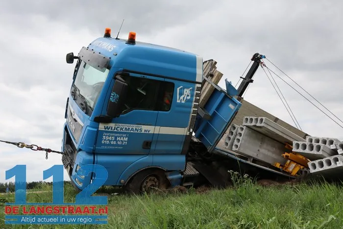 Vrachtwagen belandt in sloot Dellenweg Sprang-Capelle, weg urenlang afgesloten 13 Vrachtwagen belandt in sloot Dellenweg Sprang-Capelle, weg urenlang afgesloten 112 De Langstraat