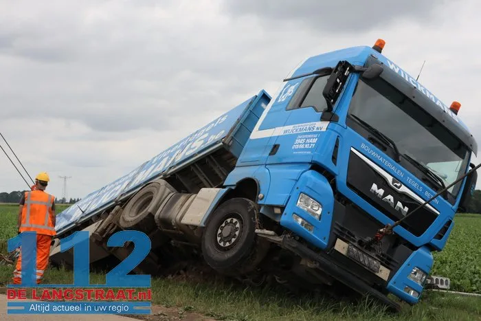 Vrachtwagen belandt in sloot Dellenweg Sprang-Capelle, weg urenlang afgesloten 15 Vrachtwagen belandt in sloot Dellenweg Sprang-Capelle, weg urenlang afgesloten 112 De Langstraat