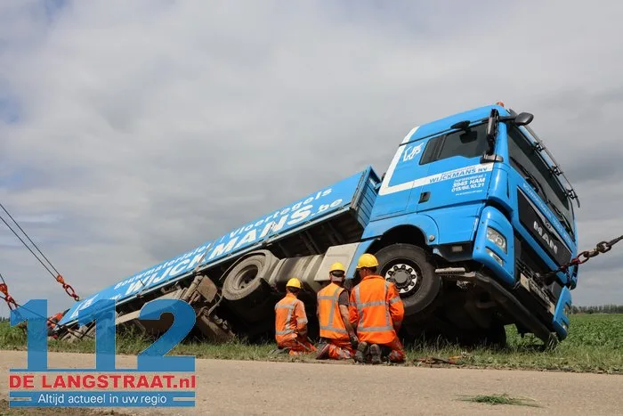 Vrachtwagen belandt in sloot Dellenweg Sprang-Capelle, weg urenlang afgesloten 17 Vrachtwagen belandt in sloot Dellenweg Sprang-Capelle, weg urenlang afgesloten 112 De Langstraat