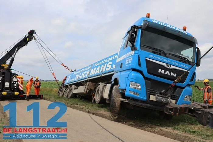 Vrachtwagen belandt in sloot Dellenweg Sprang-Capelle, weg urenlang afgesloten 20 Vrachtwagen belandt in sloot Dellenweg Sprang-Capelle, weg urenlang afgesloten 112 De Langstraat