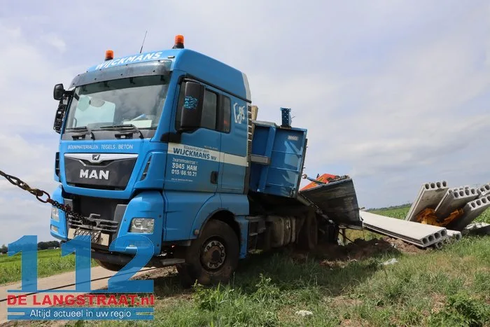 Vrachtwagen belandt in sloot Dellenweg Sprang-Capelle, weg urenlang afgesloten 21 Vrachtwagen belandt in sloot Dellenweg Sprang-Capelle, weg urenlang afgesloten 112 De Langstraat