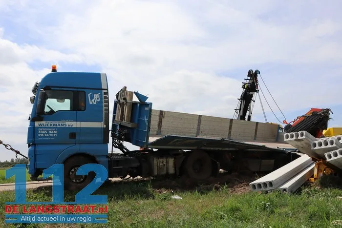 Vrachtwagen belandt in sloot Dellenweg Sprang-Capelle, weg urenlang afgesloten 22 Vrachtwagen belandt in sloot Dellenweg Sprang-Capelle, weg urenlang afgesloten 112 De Langstraat