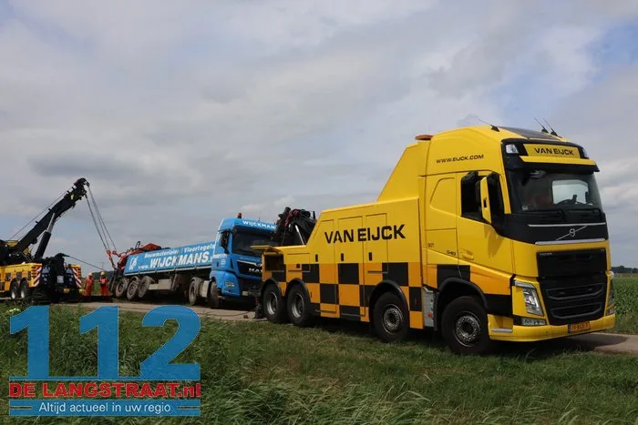 Vrachtwagen belandt in sloot Dellenweg Sprang-Capelle, weg urenlang afgesloten 23 Vrachtwagen belandt in sloot Dellenweg Sprang-Capelle, weg urenlang afgesloten 112 De Langstraat