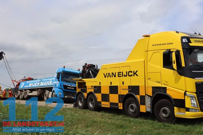 Vrachtwagen belandt in sloot Dellenweg Sprang-Capelle, weg urenlang afgesloten 24 Vrachtwagen belandt in sloot Dellenweg Sprang-Capelle, weg urenlang afgesloten 112 De Langstraat