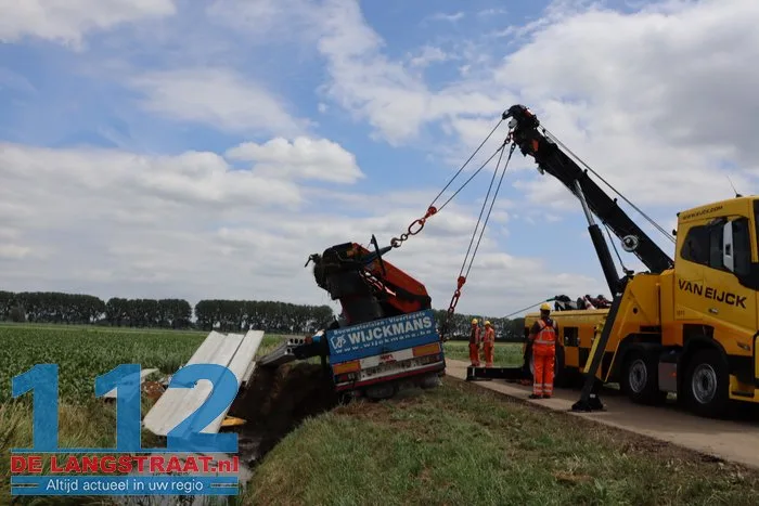 Vrachtwagen belandt in sloot Dellenweg Sprang-Capelle, weg urenlang afgesloten 25 Vrachtwagen belandt in sloot Dellenweg Sprang-Capelle, weg urenlang afgesloten 112 De Langstraat
