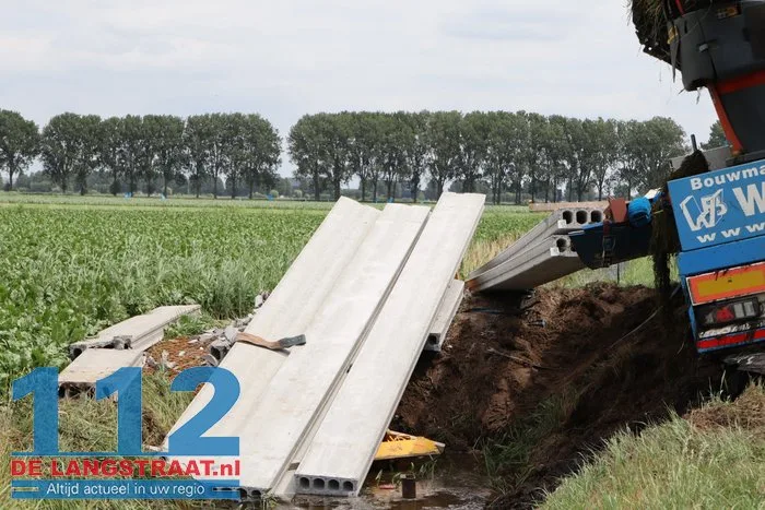 Vrachtwagen belandt in sloot Dellenweg Sprang-Capelle, weg urenlang afgesloten 26 Vrachtwagen belandt in sloot Dellenweg Sprang-Capelle, weg urenlang afgesloten 112 De Langstraat