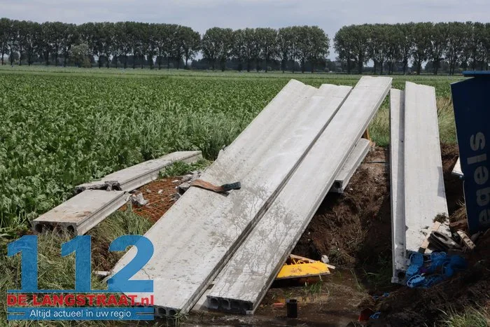 Vrachtwagen belandt in sloot Dellenweg Sprang-Capelle, weg urenlang afgesloten 27 Vrachtwagen belandt in sloot Dellenweg Sprang-Capelle, weg urenlang afgesloten 112 De Langstraat