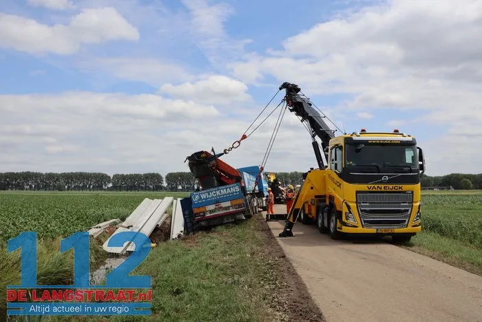 Vrachtwagen belandt in sloot Dellenweg Sprang-Capelle, weg urenlang afgesloten 28 Vrachtwagen belandt in sloot Dellenweg Sprang-Capelle, weg urenlang afgesloten 112 De Langstraat
