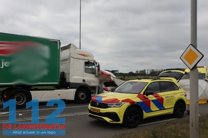 Vrouw (80) komt om het leven bij ernstig ongeluk met vrachtwagen 5 Vrouw (80) komt om het leven bij ernstig ongeluk met vrachtwagen 112 De Langstraat
