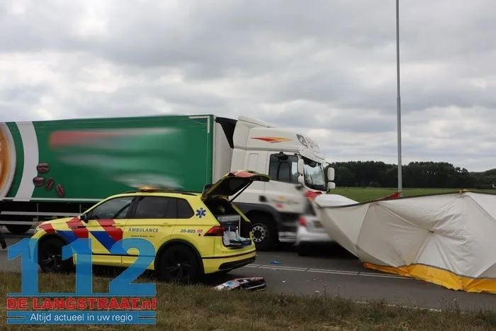 Vrouw (80) komt om het leven bij ernstig ongeluk met vrachtwagen 11 Vrouw (80) komt om het leven bij ernstig ongeluk met vrachtwagen 112 De Langstraat