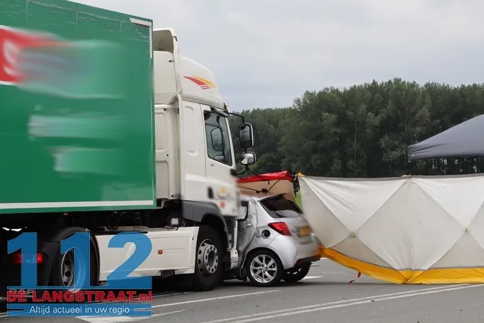 Vrouw (80) komt om het leven bij ernstig ongeluk met vrachtwagen 19 Vrouw (80) komt om het leven bij ernstig ongeluk met vrachtwagen 112 De Langstraat