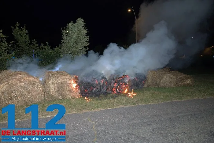 Hooirollen in brand aan Meidoornweg in Waalwijk zorgen voor rookoverlast op Midden-Brabantweg 1 Hooirollen in brand aan Meidoornweg in Waalwijk zorgen voor rookoverlast op Midden-Brabantweg 112 De Langstraat