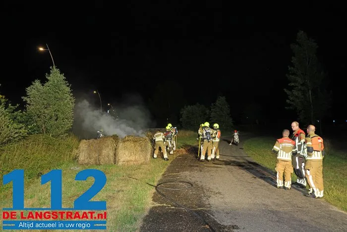 Hooirollen in brand aan Meidoornweg in Waalwijk zorgen voor rookoverlast op Midden-Brabantweg 7 Hooirollen in brand aan Meidoornweg in Waalwijk zorgen voor rookoverlast op Midden-Brabantweg 112 De Langstraat