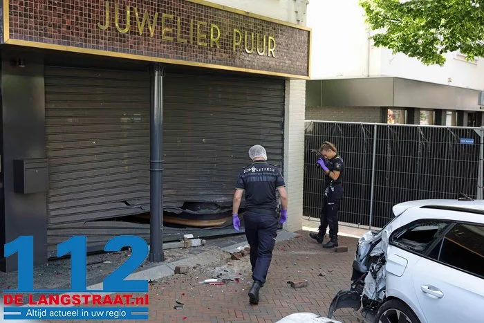 Zware schade na ramkraak bij juwelier in Waalwijk, auto blijft voor de deur achter 25 Zware schade na ramkraak bij juwelier in Waalwijk, auto blijft voor de deur achter 112 De Langstraat