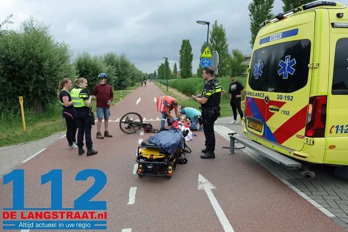 Fietser gewond na aanrijding met auto op Burgemeester de Geusstraat in Waalwijk 2 Fietser gewond na aanrijding met auto op Burgemeester de Geusstraat in Waalwijk 112 De Langstraat