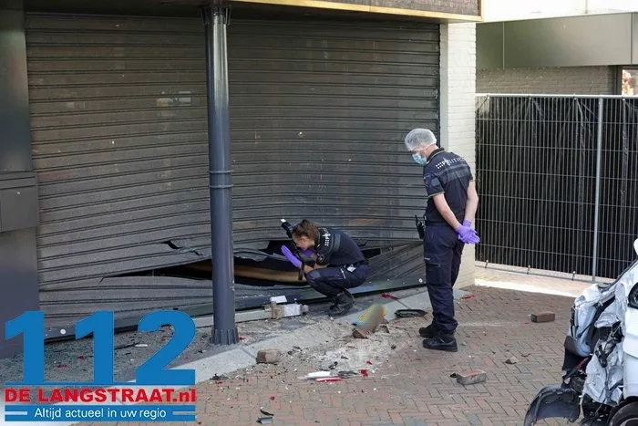 Zware schade na ramkraak bij juwelier in Waalwijk, auto blijft voor de deur achter 26 Zware schade na ramkraak bij juwelier in Waalwijk, auto blijft voor de deur achter 112 De Langstraat