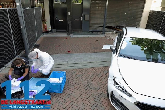 Zware schade na ramkraak bij juwelier in Waalwijk, auto blijft voor de deur achter 27 Zware schade na ramkraak bij juwelier in Waalwijk, auto blijft voor de deur achter 112 De Langstraat