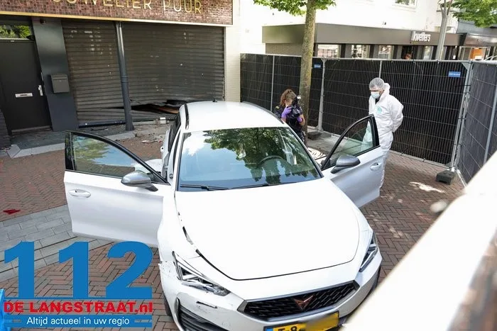 Zware schade na ramkraak bij juwelier in Waalwijk, auto blijft voor de deur achter 28 Zware schade na ramkraak bij juwelier in Waalwijk, auto blijft voor de deur achter 112 De Langstraat