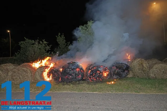 Hooirollen in brand aan Meidoornweg in Waalwijk zorgen voor rookoverlast op Midden-Brabantweg 2 Hooirollen in brand aan Meidoornweg in Waalwijk zorgen voor rookoverlast op Midden-Brabantweg 112 De Langstraat