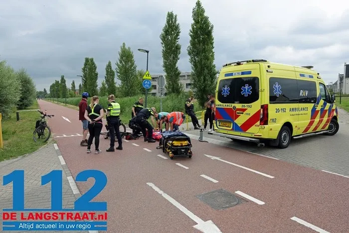 Fietser gewond na aanrijding met auto op Burgemeester de Geusstraat in Waalwijk 3 Fietser gewond na aanrijding met auto op Burgemeester de Geusstraat in Waalwijk 112 De Langstraat