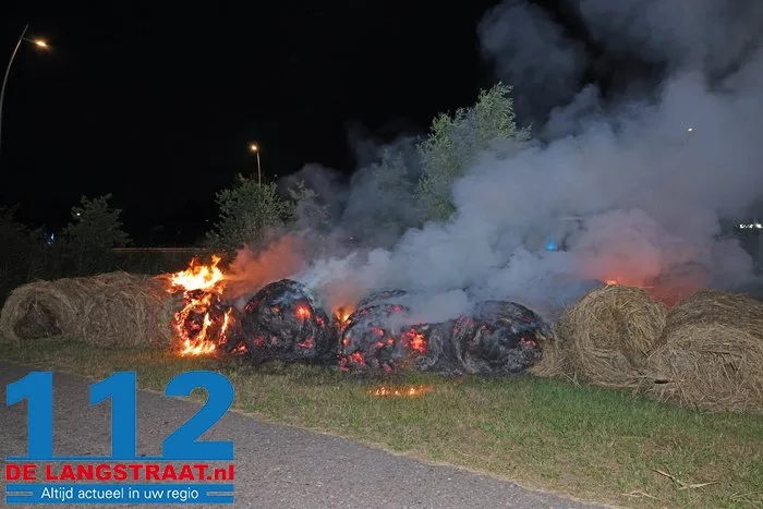 Hooirollen in brand aan Meidoornweg in Waalwijk zorgen voor rookoverlast op Midden-Brabantweg 3 Hooirollen in brand aan Meidoornweg in Waalwijk zorgen voor rookoverlast op Midden-Brabantweg 112 De Langstraat