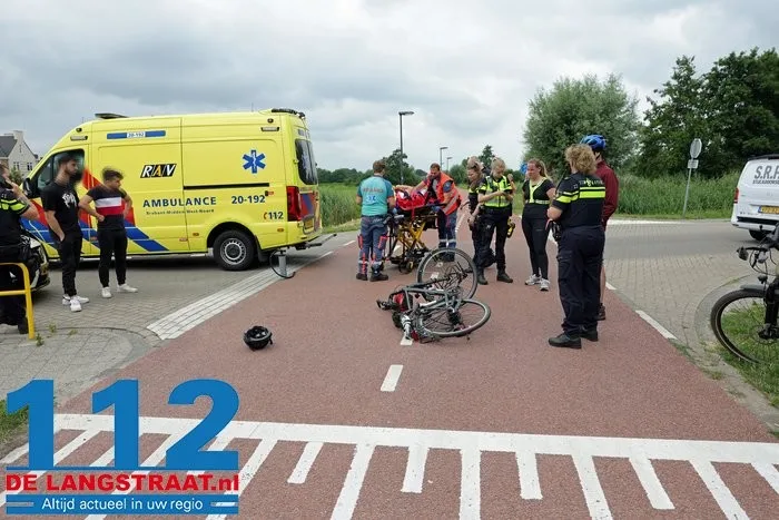 Fietser gewond na aanrijding met auto op Burgemeester de Geusstraat in Waalwijk 4 Fietser gewond na aanrijding met auto op Burgemeester de Geusstraat in Waalwijk 112 De Langstraat