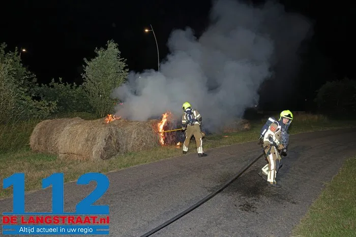 Hooirollen in brand aan Meidoornweg in Waalwijk zorgen voor rookoverlast op Midden-Brabantweg 4 Hooirollen in brand aan Meidoornweg in Waalwijk zorgen voor rookoverlast op Midden-Brabantweg 112 De Langstraat