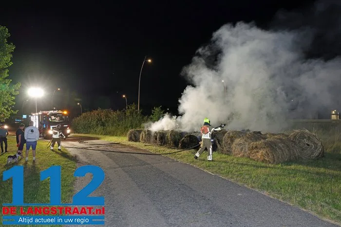 Hooirollen in brand aan Meidoornweg in Waalwijk zorgen voor rookoverlast op Midden-Brabantweg 5 Hooirollen in brand aan Meidoornweg in Waalwijk zorgen voor rookoverlast op Midden-Brabantweg 112 De Langstraat