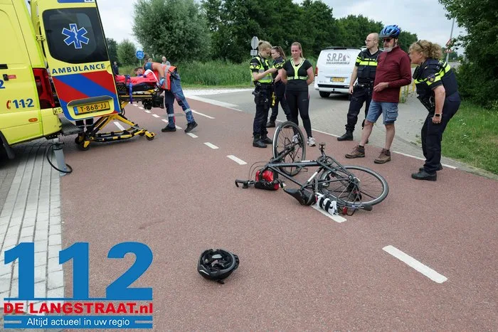 Fietser gewond na aanrijding met auto op Burgemeester de Geusstraat in Waalwijk 6 Fietser gewond na aanrijding met auto op Burgemeester de Geusstraat in Waalwijk 112 De Langstraat