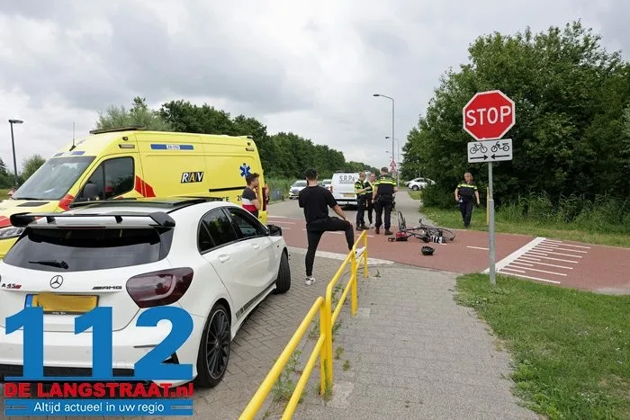 Fietser gewond na aanrijding met auto op Burgemeester de Geusstraat in Waalwijk 7 Fietser gewond na aanrijding met auto op Burgemeester de Geusstraat in Waalwijk 112 De Langstraat