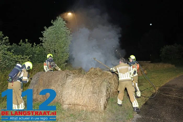 Hooirollen in brand aan Meidoornweg in Waalwijk zorgen voor rookoverlast op Midden-Brabantweg 6 Hooirollen in brand aan Meidoornweg in Waalwijk zorgen voor rookoverlast op Midden-Brabantweg 112 De Langstraat