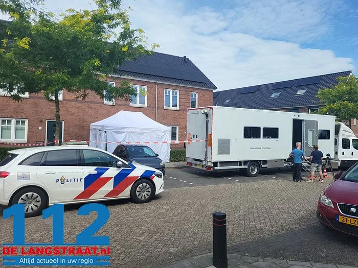 (UPDATE) Vrouw (38) overleden bij huiselijk geweld in Vlijmen, man (35) aangehouden: ‘Kindje is door buren opgevangen’ 14 (UPDATE) Vrouw (38) overleden bij huiselijk geweld in Vlijmen, man (35) aangehouden: ‘Kindje is door buren opgevangen’ 112 De Langstraat