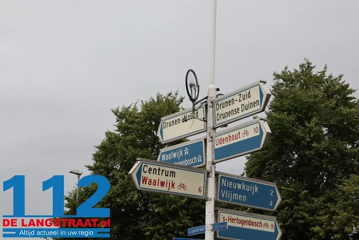 Ondanks irritatie bij gemeente opnieuw raak: wegwijzerpaal in Drunen voor vierde keer ‘versierd’ met fiets 2 Ondanks irritatie bij gemeente opnieuw raak: wegwijzerpaal in Drunen voor vierde keer ‘versierd’ met fiets 112 De Langstraat