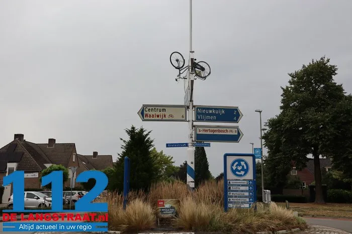 Ondanks irritatie bij gemeente opnieuw raak: wegwijzerpaal in Drunen voor vierde keer ‘versierd’ met fiets 6 Ondanks irritatie bij gemeente opnieuw raak: wegwijzerpaal in Drunen voor vierde keer ‘versierd’ met fiets 112 De Langstraat