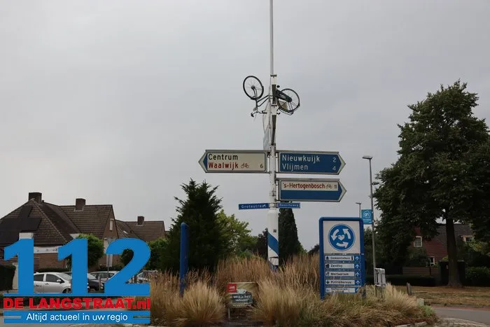 Ondanks irritatie bij gemeente opnieuw raak: wegwijzerpaal in Drunen voor vierde keer ‘versierd’ met fiets 7 Ondanks irritatie bij gemeente opnieuw raak: wegwijzerpaal in Drunen voor vierde keer ‘versierd’ met fiets 112 De Langstraat