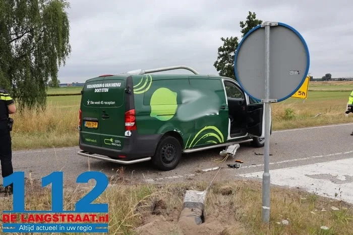 Bestelbus ramt lantaarnpaal en verkeersbord bij afrit Waalwijk-Oost 1 Bestelbus ramt lantaarnpaal en verkeersbord bij afrit Waalwijk-Oost 112 De Langstraat