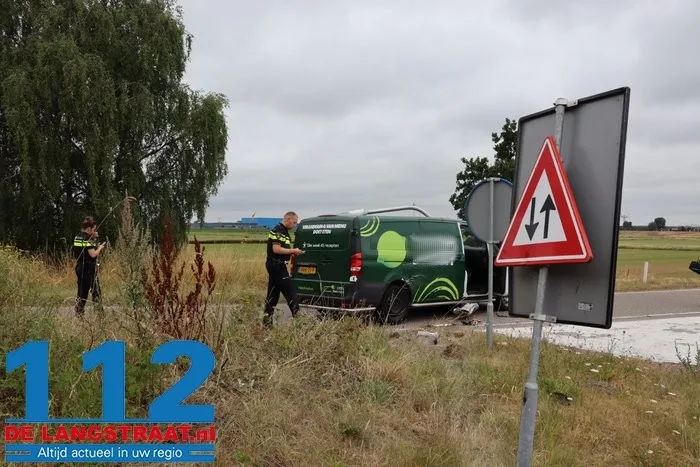 Bestelbus ramt lantaarnpaal en verkeersbord bij afrit Waalwijk-Oost 2 Bestelbus ramt lantaarnpaal en verkeersbord bij afrit Waalwijk-Oost 112 De Langstraat