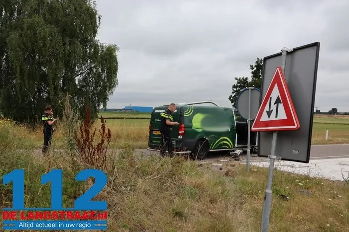Bestelbus ramt lantaarnpaal en verkeersbord bij afrit Waalwijk-Oost 3 Bestelbus ramt lantaarnpaal en verkeersbord bij afrit Waalwijk-Oost 112 De Langstraat