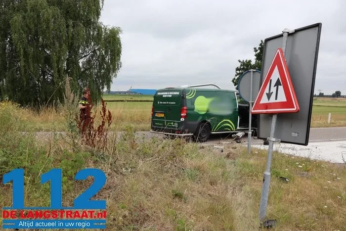 Bestelbus ramt lantaarnpaal en verkeersbord bij afrit Waalwijk-Oost 4 Bestelbus ramt lantaarnpaal en verkeersbord bij afrit Waalwijk-Oost 112 De Langstraat