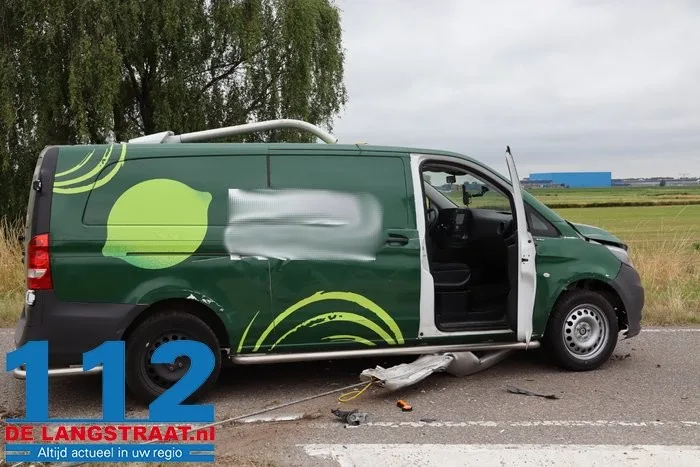 Bestelbus ramt lantaarnpaal en verkeersbord bij afrit Waalwijk-Oost 5 Bestelbus ramt lantaarnpaal en verkeersbord bij afrit Waalwijk-Oost 112 De Langstraat
