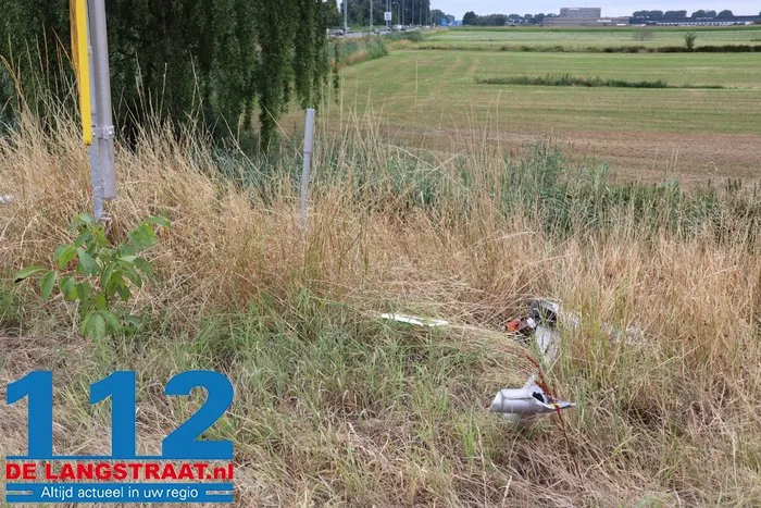 Bestelbus ramt lantaarnpaal en verkeersbord bij afrit Waalwijk-Oost 6 Bestelbus ramt lantaarnpaal en verkeersbord bij afrit Waalwijk-Oost 112 De Langstraat