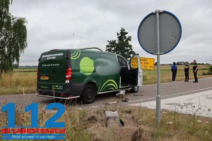 Bestelbus ramt lantaarnpaal en verkeersbord bij afrit Waalwijk-Oost 7 Bestelbus ramt lantaarnpaal en verkeersbord bij afrit Waalwijk-Oost 112 De Langstraat