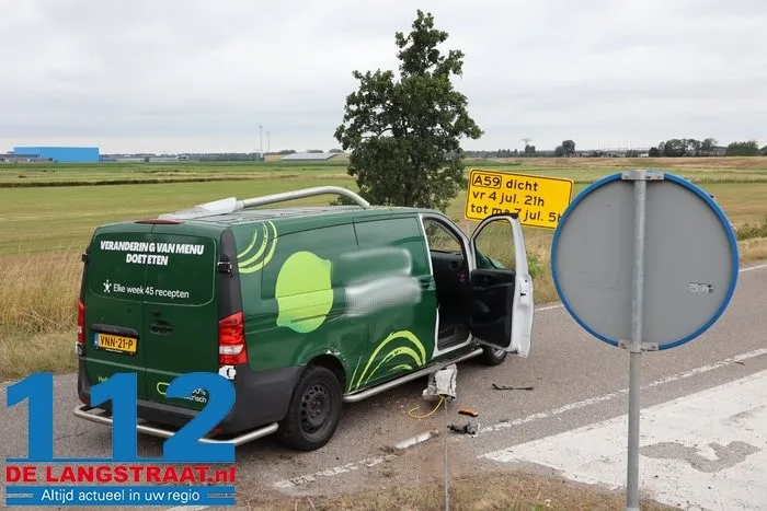 Bestelbus ramt lantaarnpaal en verkeersbord bij afrit Waalwijk-Oost 9 Bestelbus ramt lantaarnpaal en verkeersbord bij afrit Waalwijk-Oost 112 De Langstraat