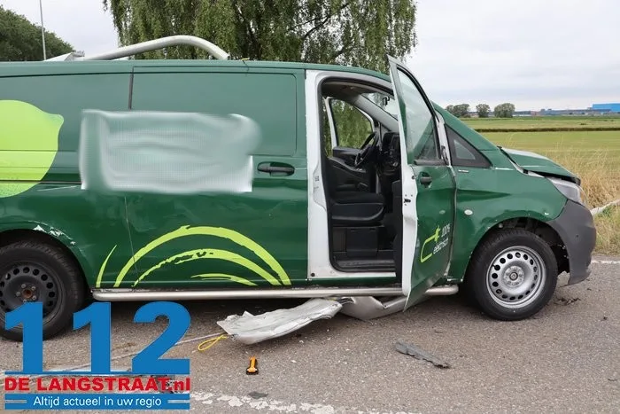 Bestelbus ramt lantaarnpaal en verkeersbord bij afrit Waalwijk-Oost 10 Bestelbus ramt lantaarnpaal en verkeersbord bij afrit Waalwijk-Oost 112 De Langstraat