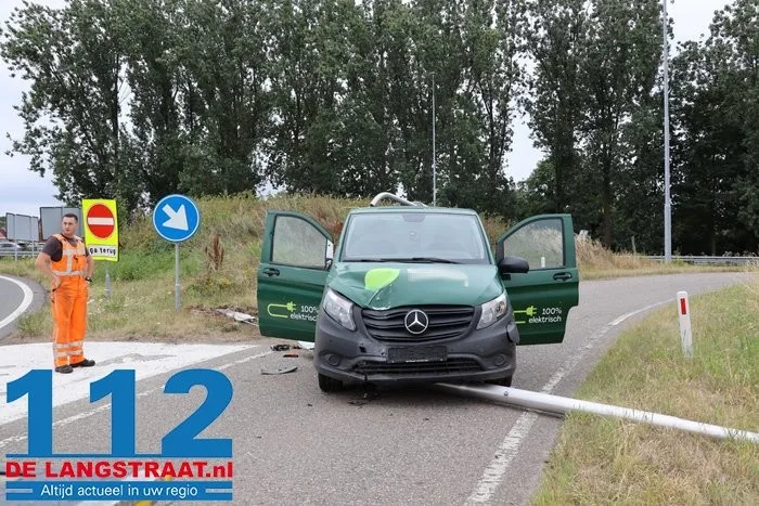 Bestelbus ramt lantaarnpaal en verkeersbord bij afrit Waalwijk-Oost 11 Bestelbus ramt lantaarnpaal en verkeersbord bij afrit Waalwijk-Oost 112 De Langstraat